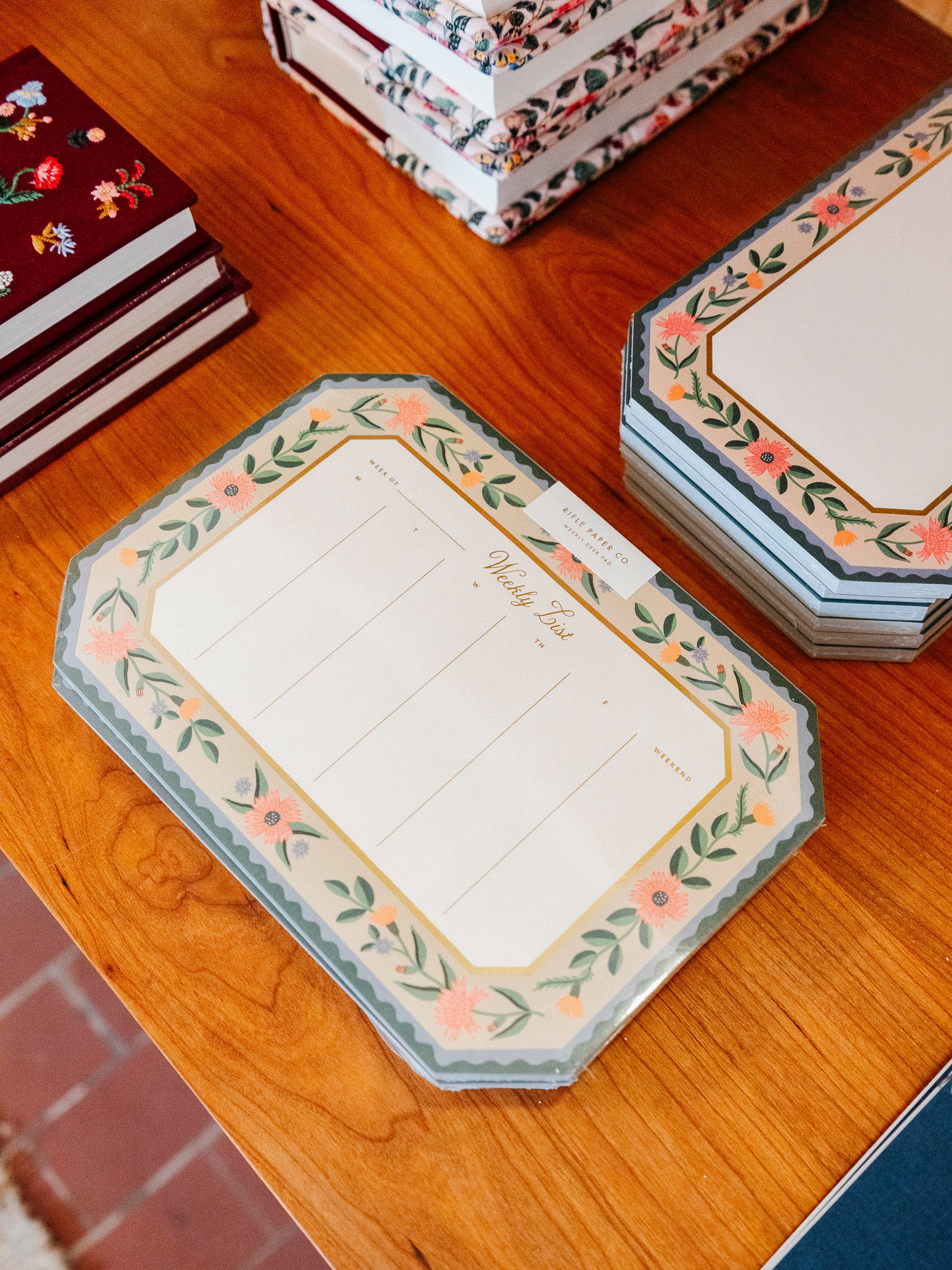 Aster Weekly Desk Pad